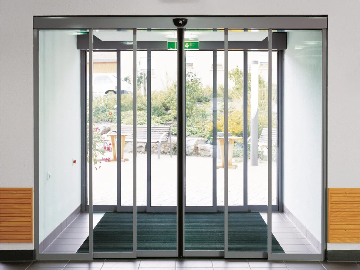 Porte télescopique vitrée installée à Paris par Porte Automatique Paris