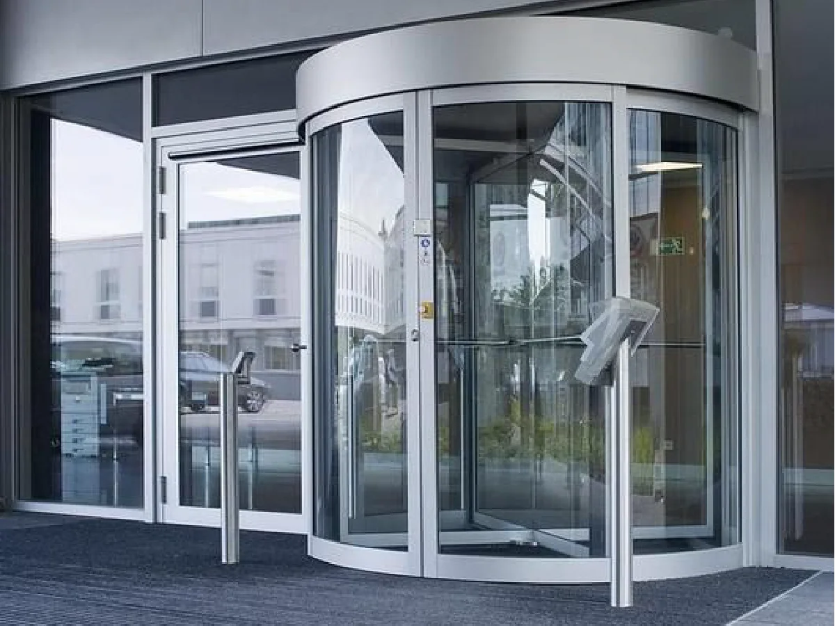 Porte tambour vitrée installée à Paris par Porte Automatique Paris