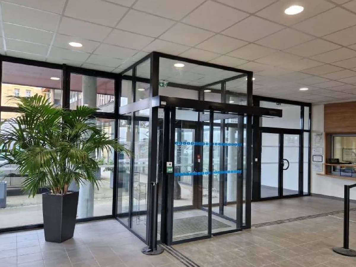 Sas d'entrée automatique vitrée installée à Paris par Porte Automatique Paris