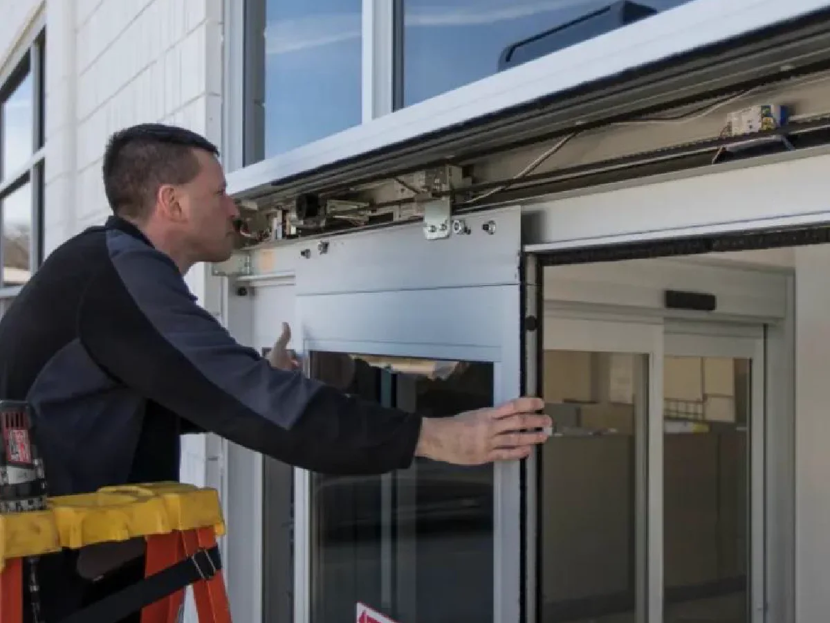 Technicien en intervention de dépannage sur une porte automatique à Paris 1er