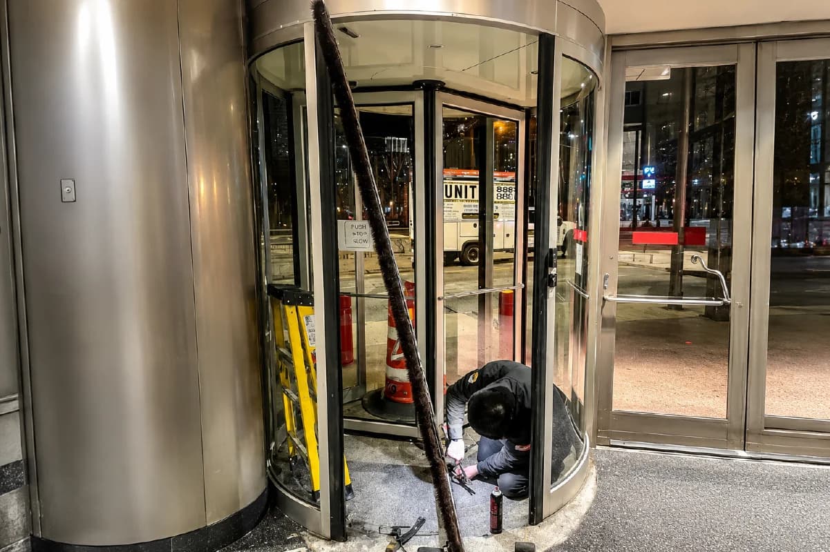 Réparation d'une porte automatique par nos techniciens à Paris 1er