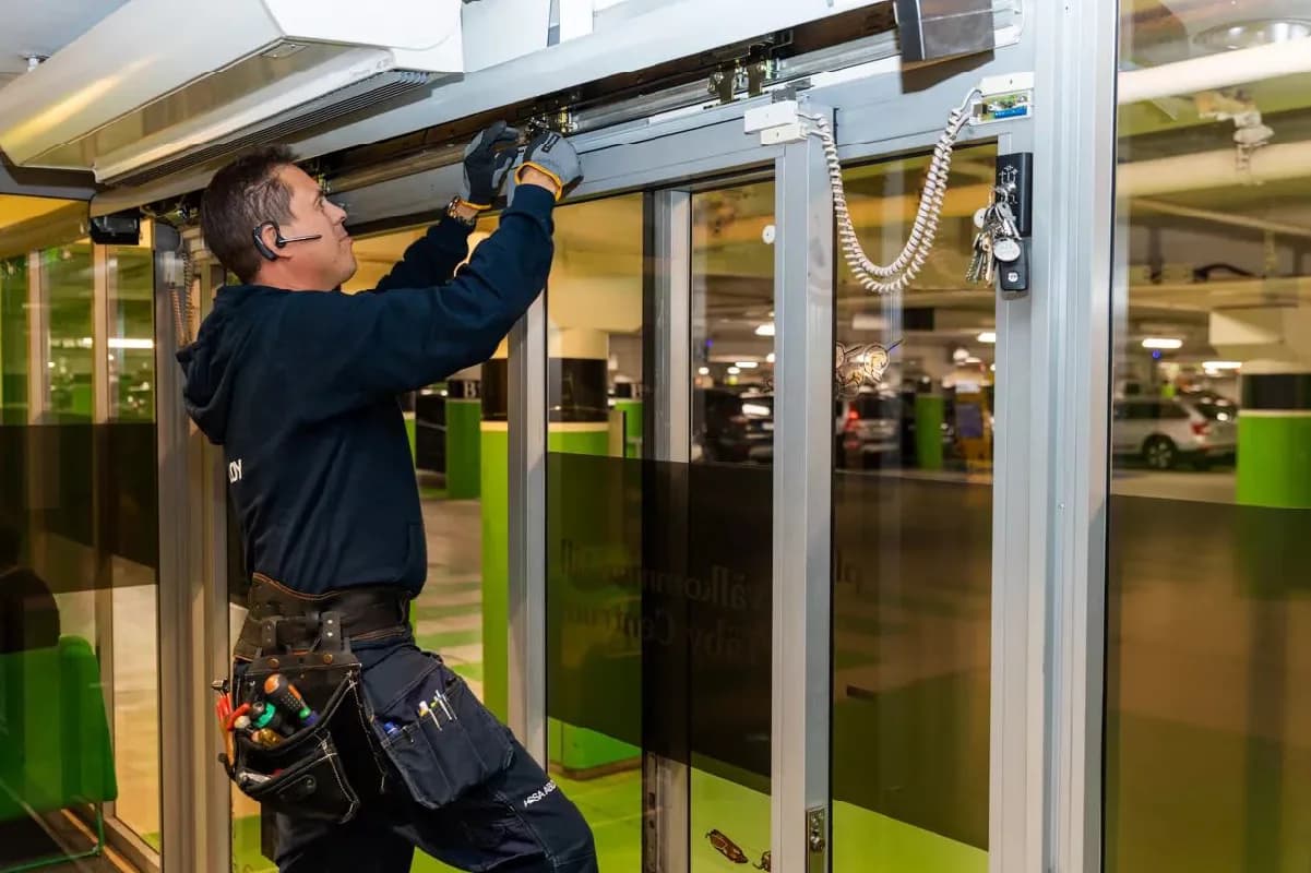 Réparation d'une porte automatique par nos techniciens à Paris 2e