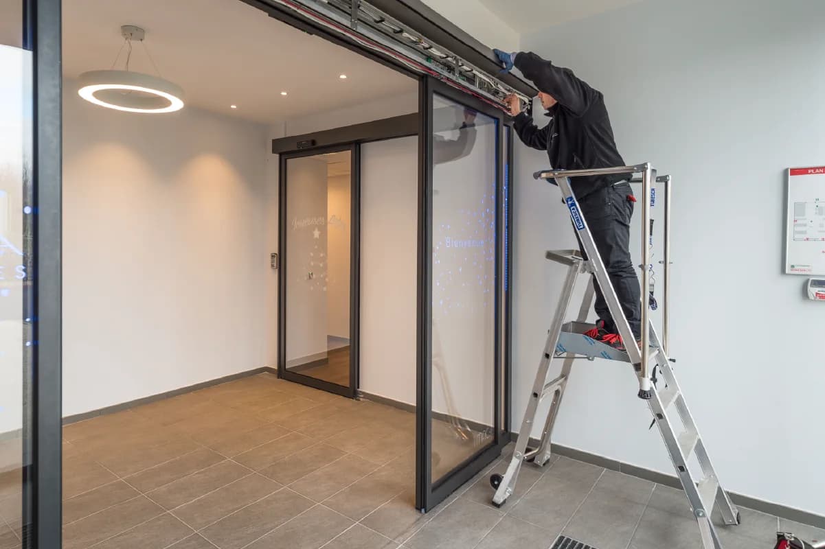 Réparation d'une porte automatique par nos techniciens à Paris 20e