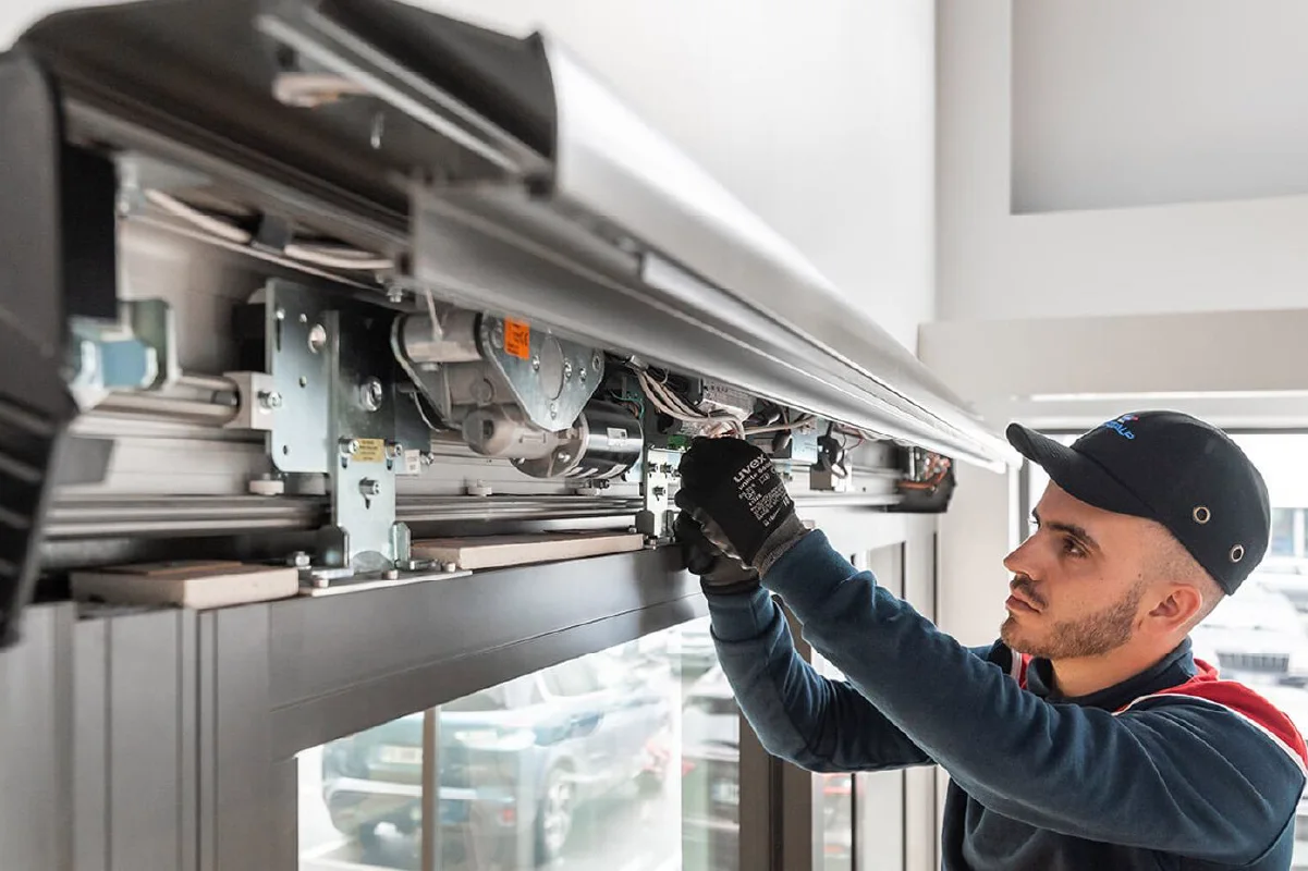 Réparation d'une porte automatique par nos techniciens à Paris 3e