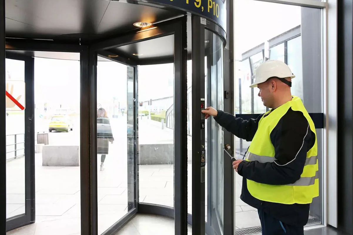 Réparation d'une porte automatique par nos techniciens à Paris 7e
