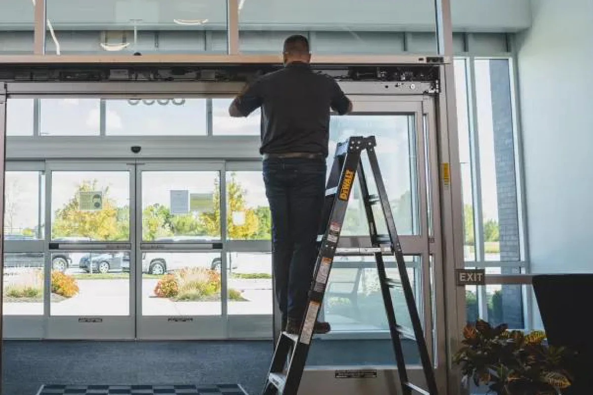 Réparation d'une porte automatique par nos techniciens à Paris 9e