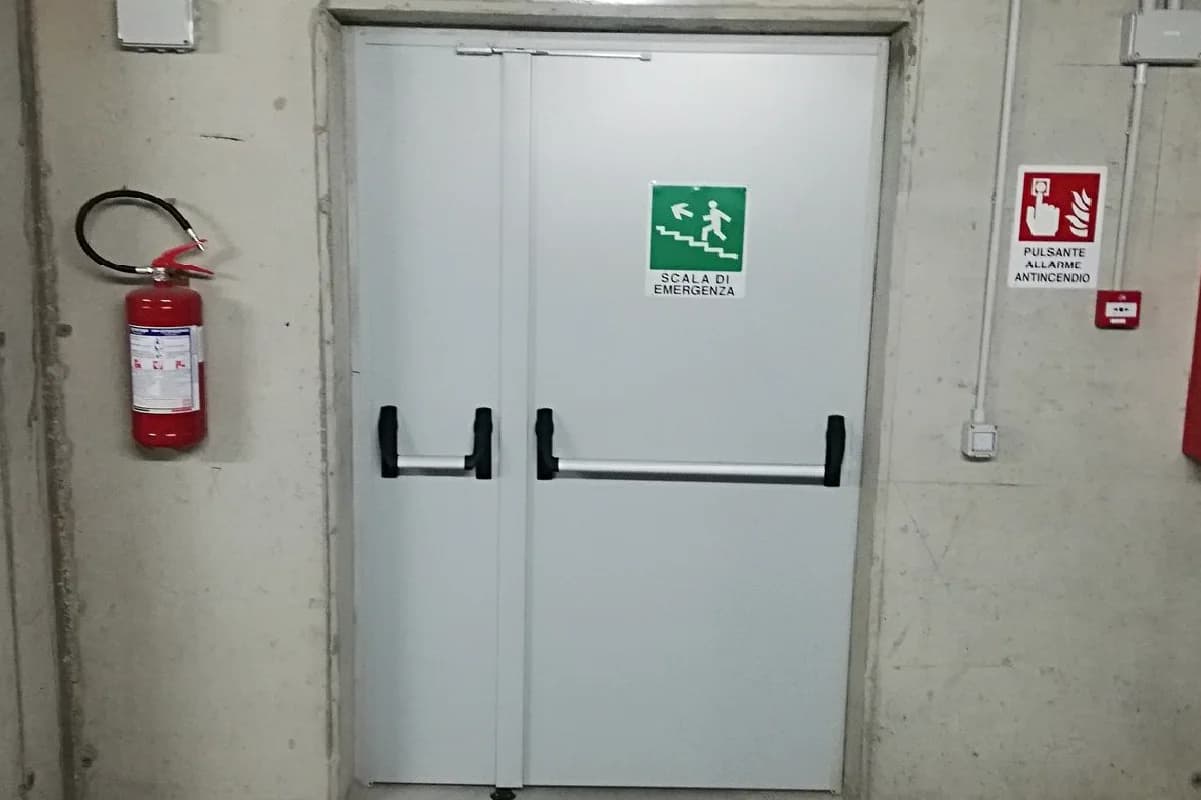 Porte anti-panique posée en façade : vue d'ensemble de l'ensemble vitré et de son linteau