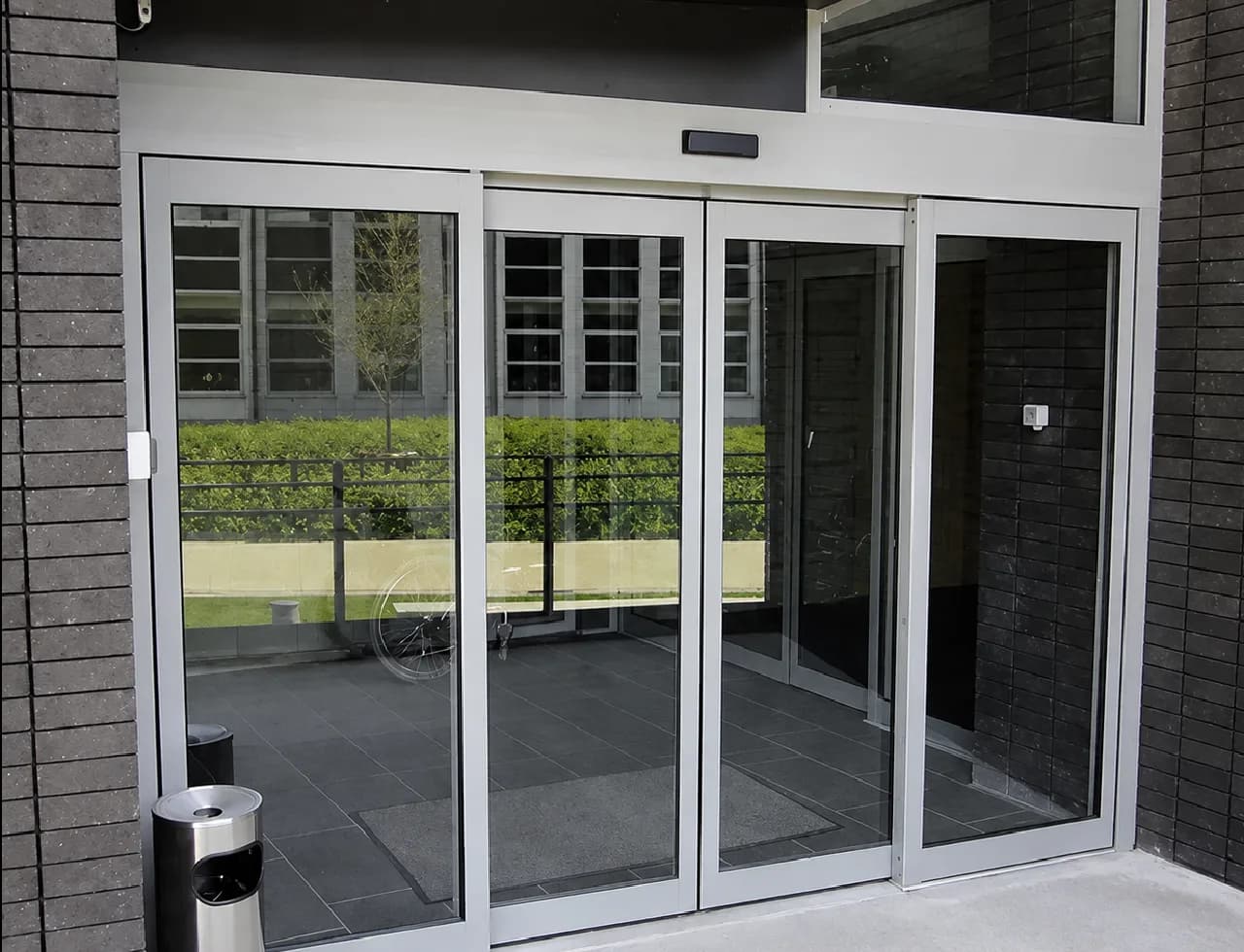 Porte coulissante vitrée installée par nos équipes à Paris