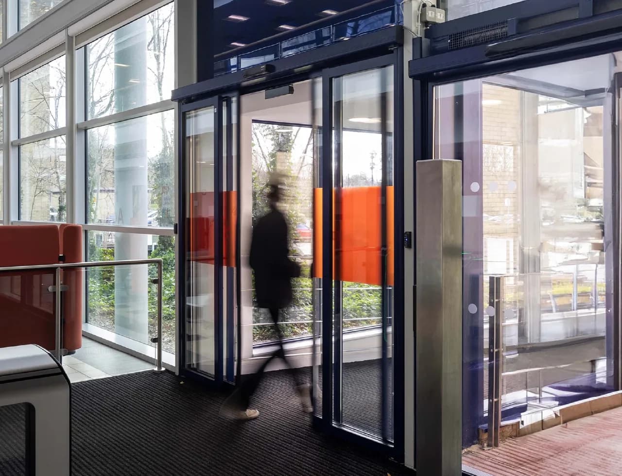 Rail et motorisation d'une porte coulissante vitrée posée à Paris