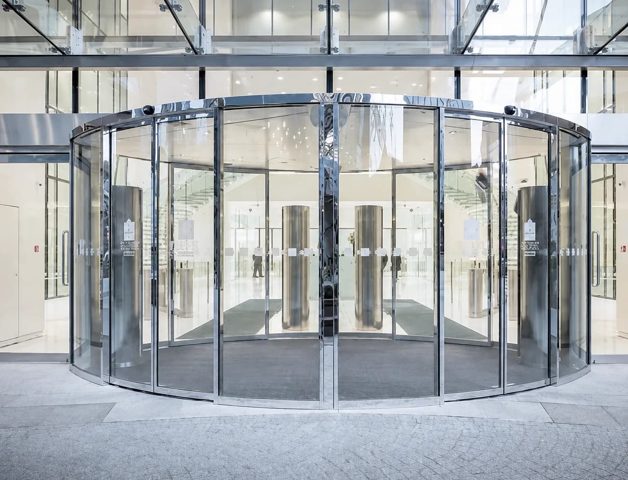 Porte courbe posée en façade : vue d'ensemble de l'ensemble vitré et de son linteau