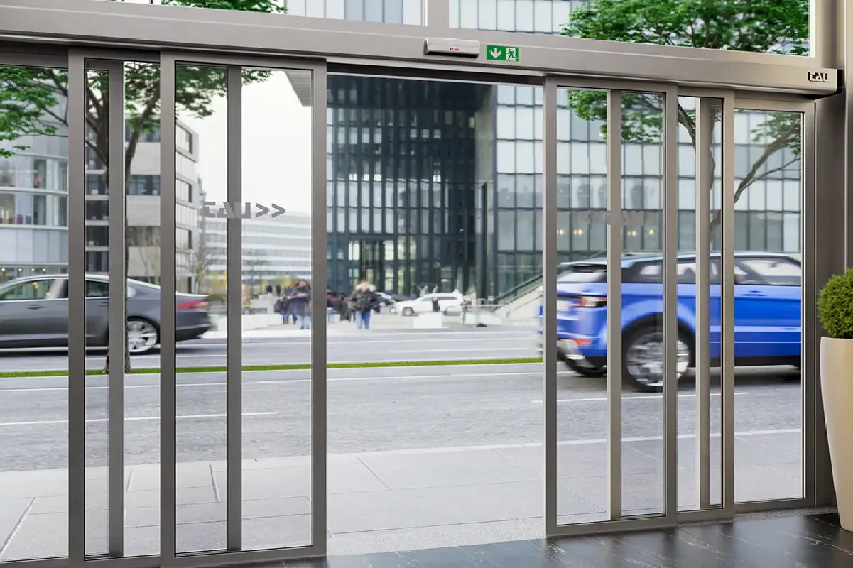Porte télescopique posée en façade : vue d'ensemble de l'ensemble vitré et de son linteau