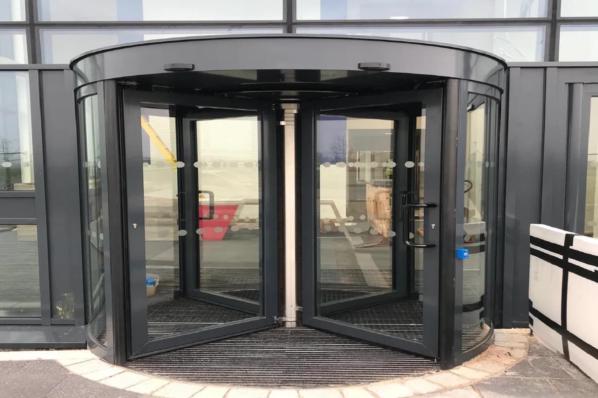Porte tambour posée en façade : vue d'ensemble de l'ensemble vitré et de son linteau