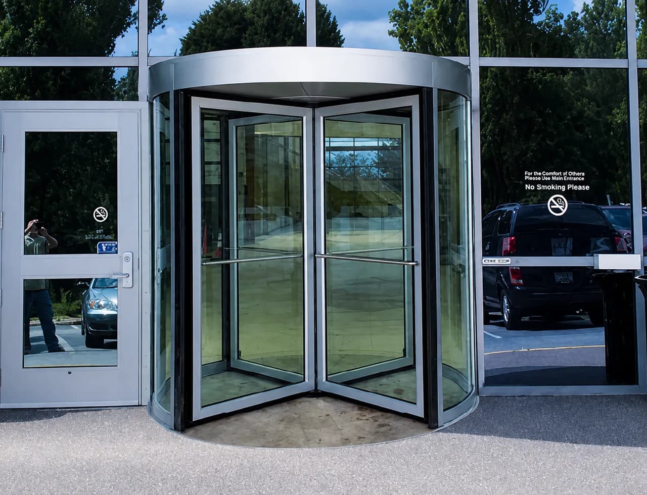 Pose d'une porte tambour par nos techniciens à Paris