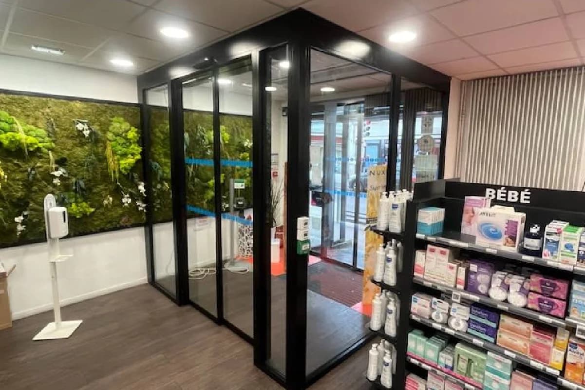 Sas d'entrée automatique posée en façade : vue d'ensemble de l'ensemble vitré et de son linteau