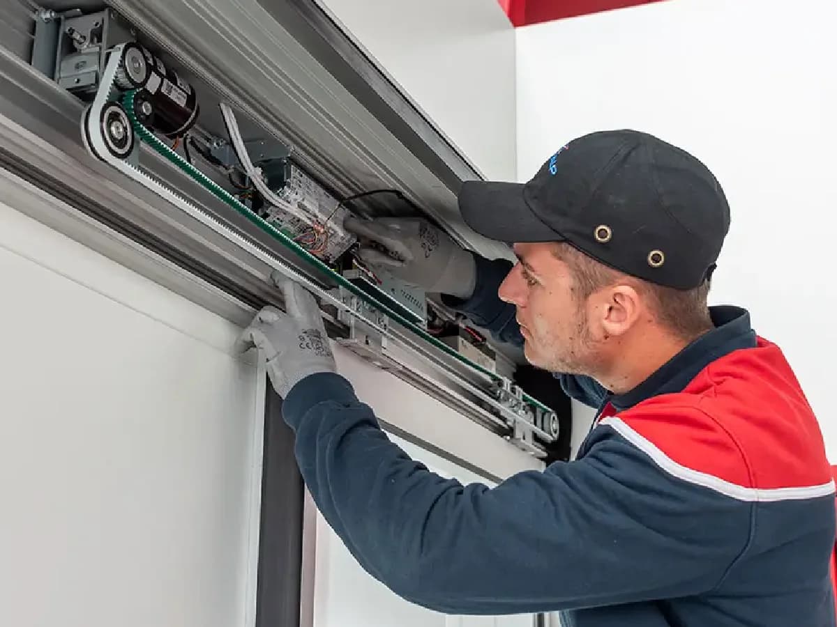 Technicien en intervention de dépannage sur une porte automatique à Paris 10e
