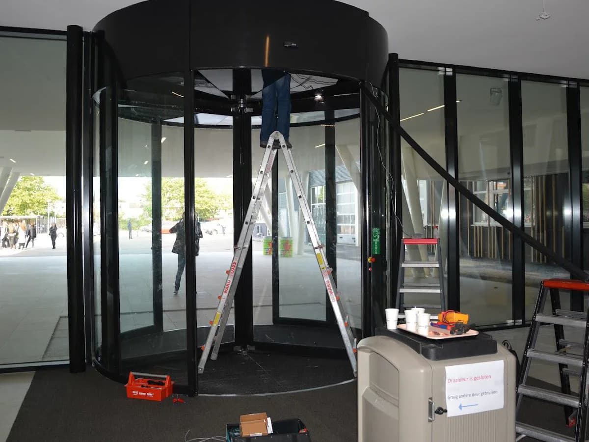 Technicien en intervention de dépannage sur une porte automatique à Paris 4e