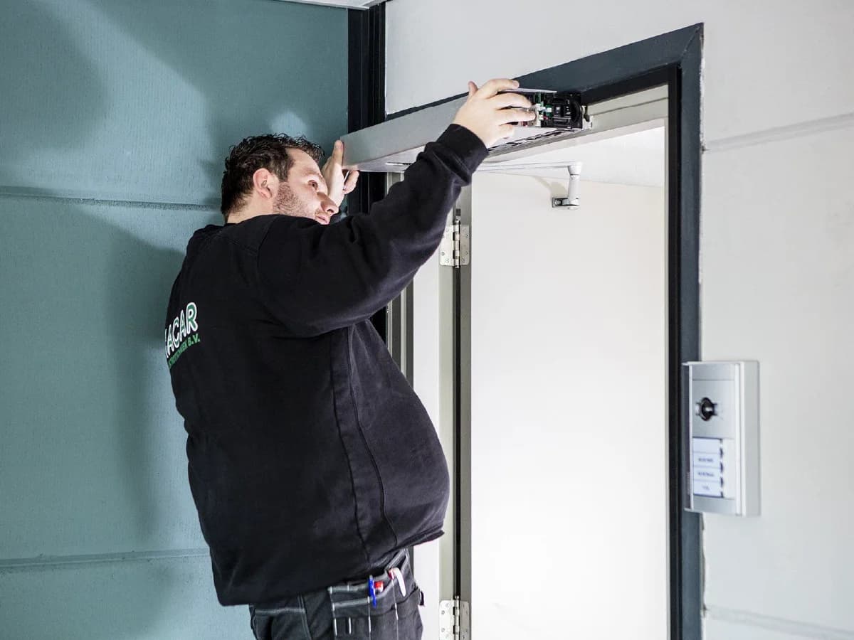 Technicien en intervention de dépannage sur une porte automatique à Paris 5e