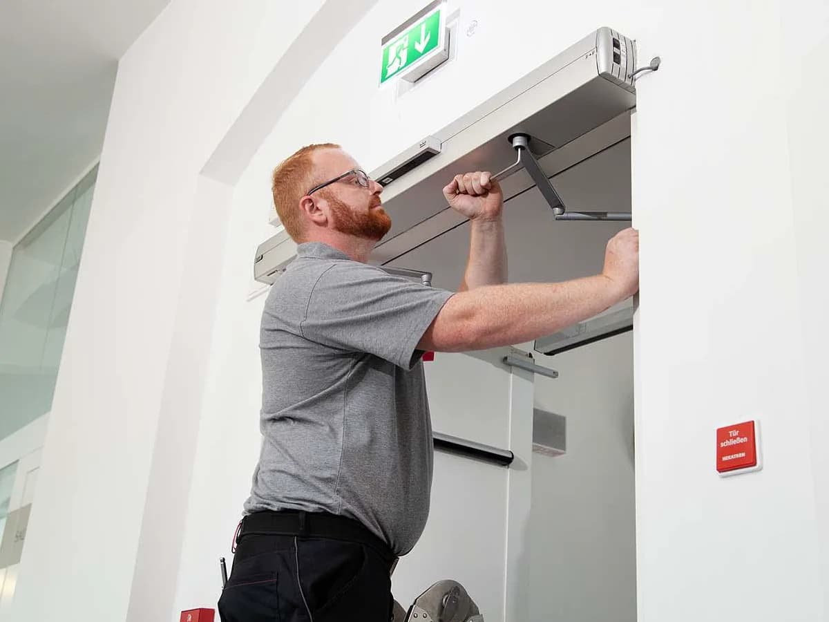 Technicien en intervention de dépannage sur une porte automatique à Paris 8e