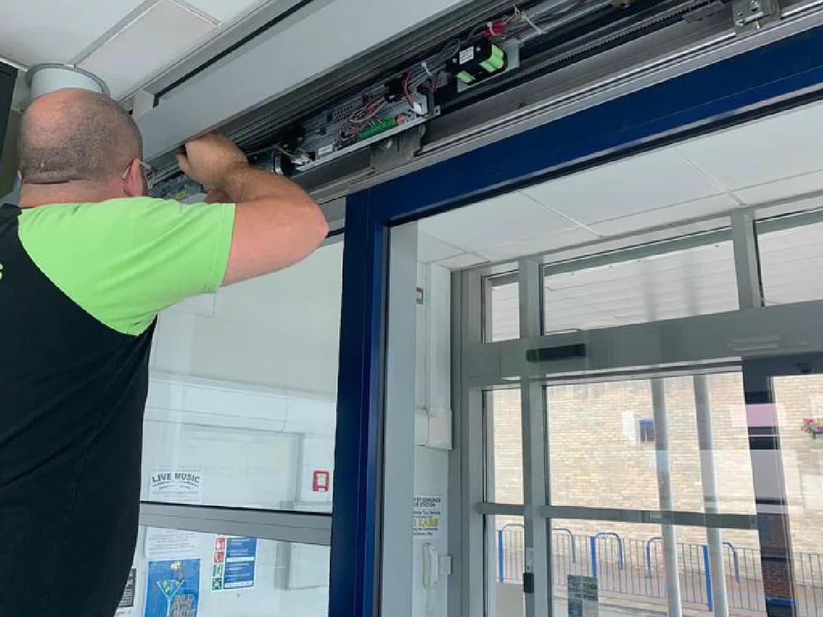 Technicien en intervention de dépannage sur une porte automatique à Paris 9e
